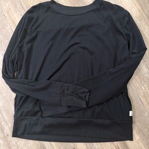 Vuori women’s long sleeve top size medium in black